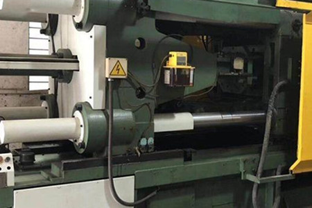 為何冷室壓鑄機(jī)壓鑄的配件中有銀紋?